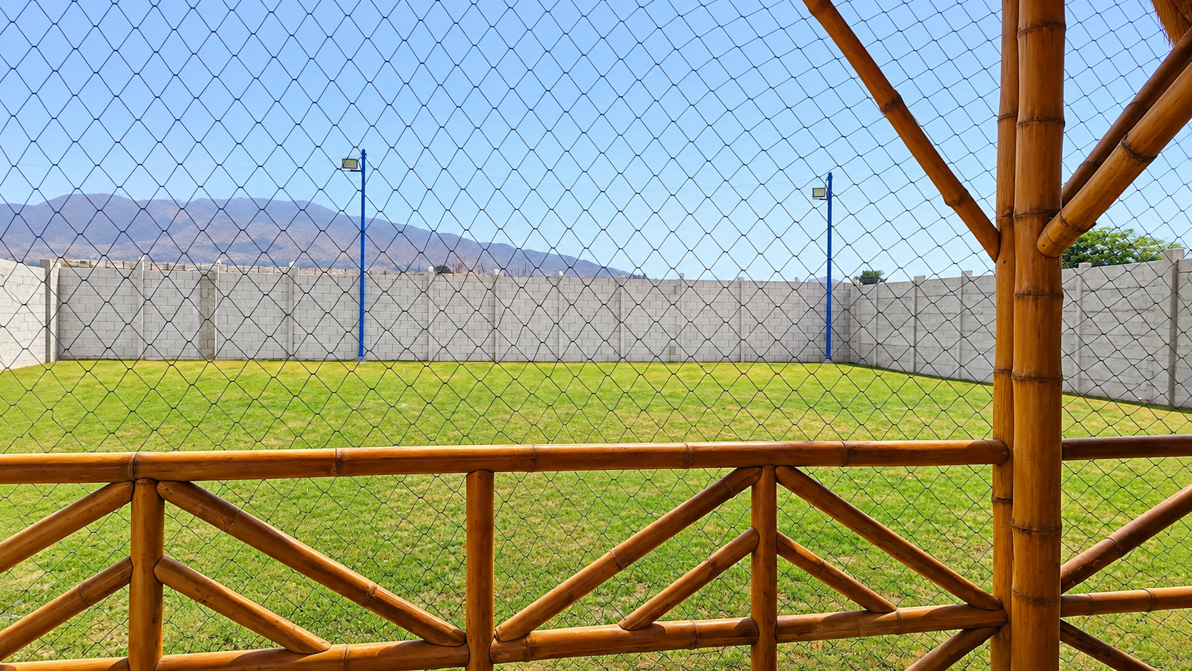 Patio con grass de Pollería Pío Brass